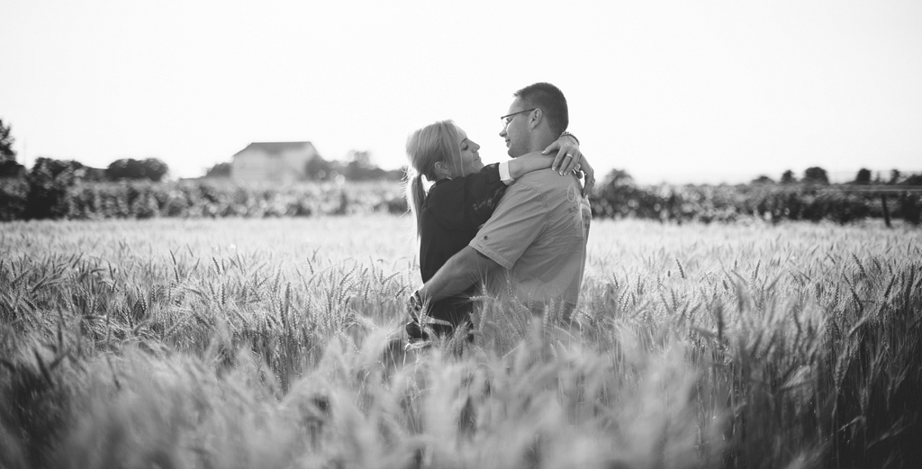 svadba svadobny fotograf fotky v trave obili BW ciernobiele čiernobiele vieden podensdorf
